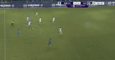“美国队长”克里斯·埃文斯西装革履帅气迷人。