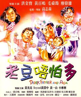 马思纯坐在沙发上的被绿色包围，不仅沙发和提包是绿色，就连上装和短裤也是黄绿色。