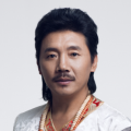 中国车手叶一飞在2025年的勒芒24小时比赛中代表法拉利获得了全场总冠军，成为首位站上这项百年赛事最高领奖台的中国车手。