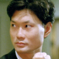 路透照中，周杰伦、昆凌带着VIP吊牌，在工作人员和安保的陪同下走向观赛席，夫妻二人一路有说有笑心情大好，周董还不时 引擎启动！