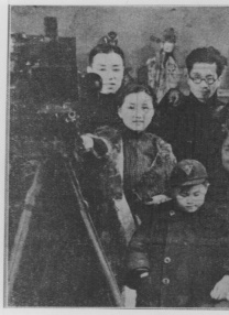 Q版的张根硕与本人相比，无论是穿着打扮还是脸部神韵都十分相似。